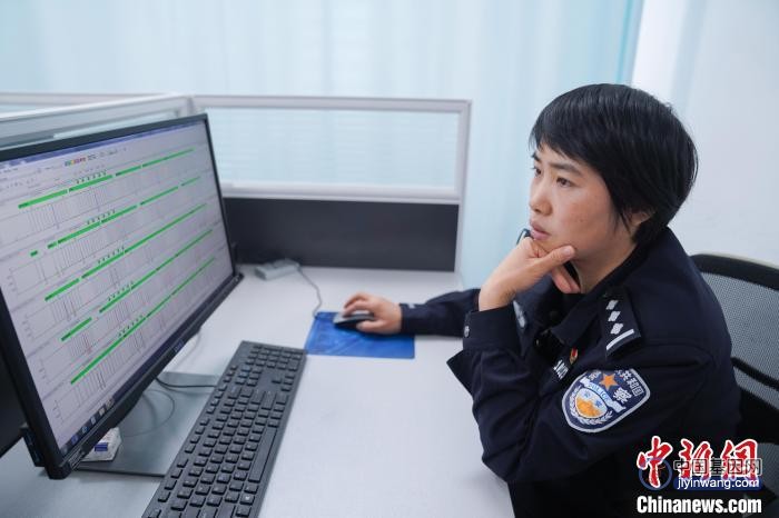徐金莎在电脑前研究比对案件样本DNA图谱